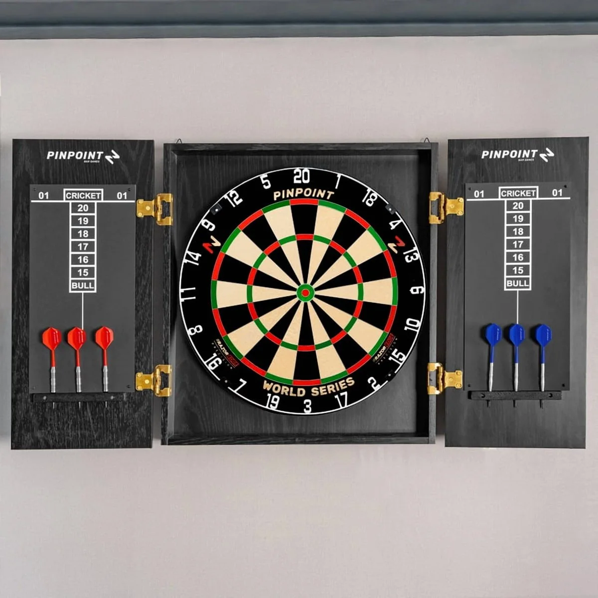 Meuble de fléchettes ouvert avec cible, scoreurs et rangements dans les portes.